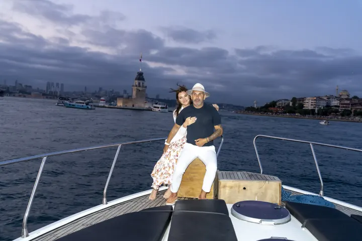 Kız Kulesi önünde özel yatın pruvasında poz veren çift, Boğaz turu