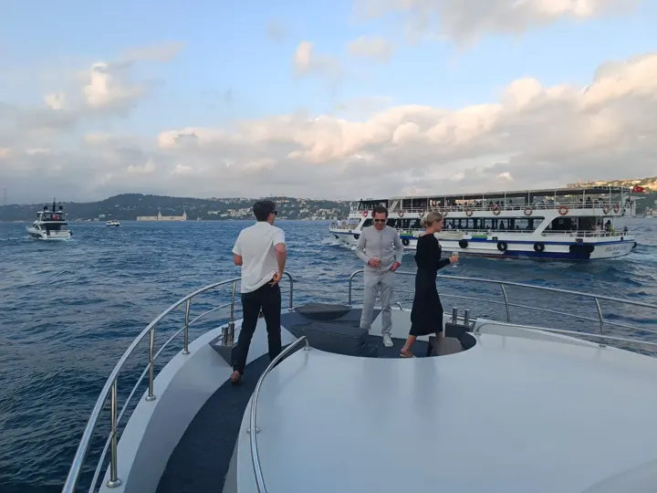 Özel Boğaz turunda yatın pruvasında misafirler