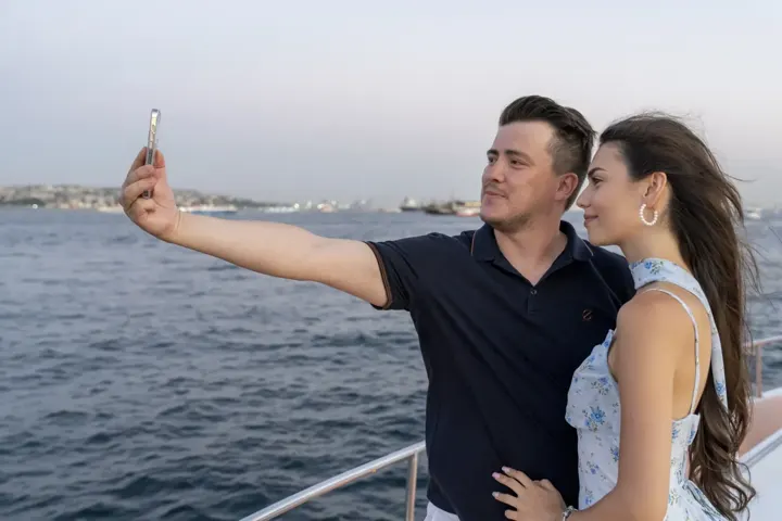 Boğaz yat turunda selfie çeken çift