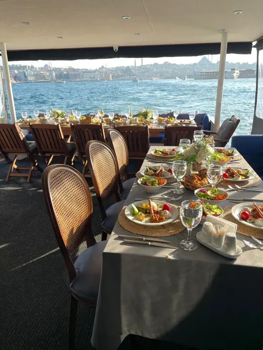 Yat güvertesinde Boğaz manzaralı yemek masası