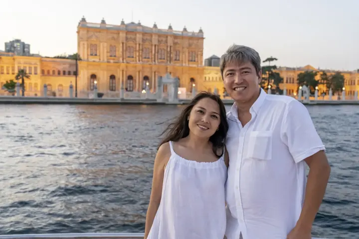 Dolmabahçe Sarayı önünde yat turunda çift