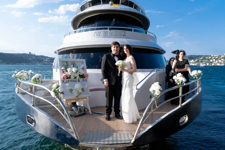 Yatın pruvasında gelin ve damat, Boğaz'da yatta düğün