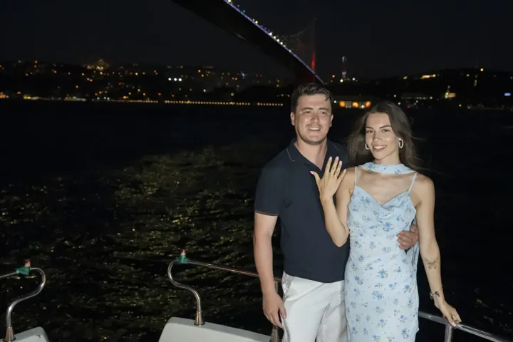Evlilik teklifi sonrası yüzüğünü gösteren çift, arkada Boğaziçi Köprüsü