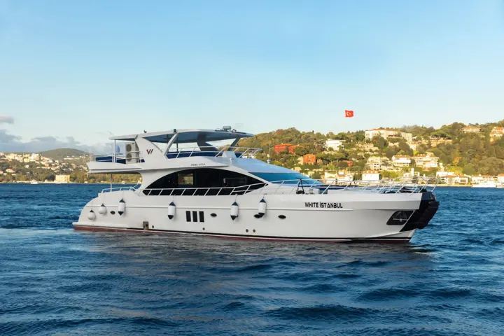 24 metrelik motor yat Boğaz'da seyir halinde