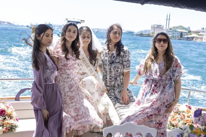 Boğaz'da yatın güvertesinde çiçekli elbiselerle bekarlığa veda partisi yapan kızlar