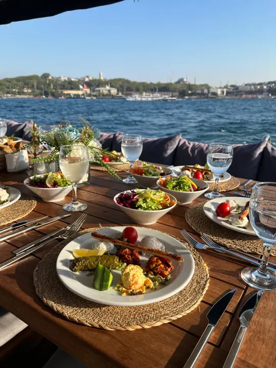 Yatta öğle yemeği tabağı, arkada Topkapı manzarası