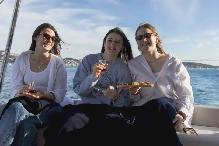 Yatta mezuniyet partisi, İstanbul Yatçılık – fotoğraf 1
