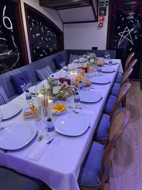 Yılbaşı gecesi yat salonunda gala yemeği masası