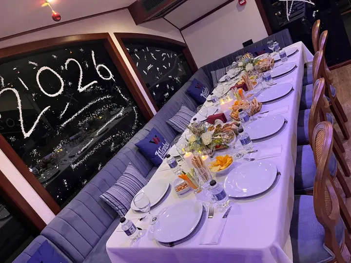 2026 süslemeli yılbaşı gala masası, yat salonu