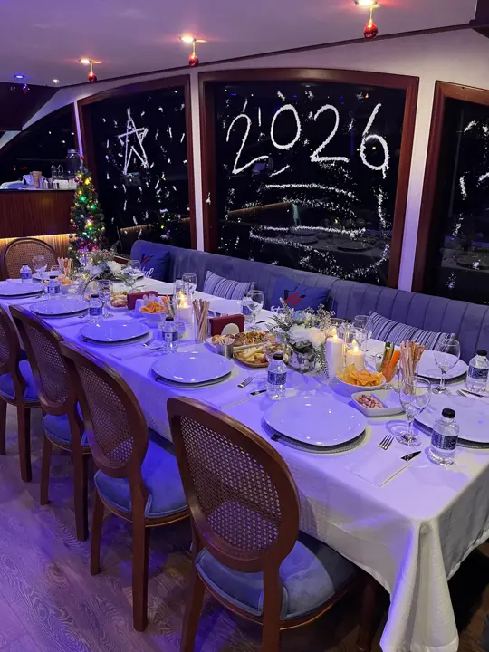 Yılbaşı için süslenmiş yat salonu