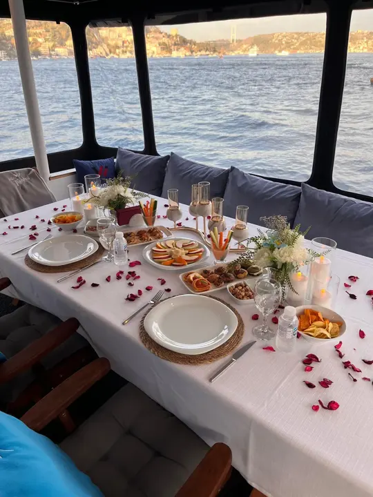 Yatta gül yapraklarıyla süslenmiş romantik masa