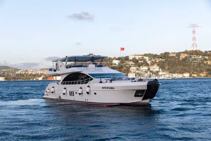 VIP yatın yan görünüşü
