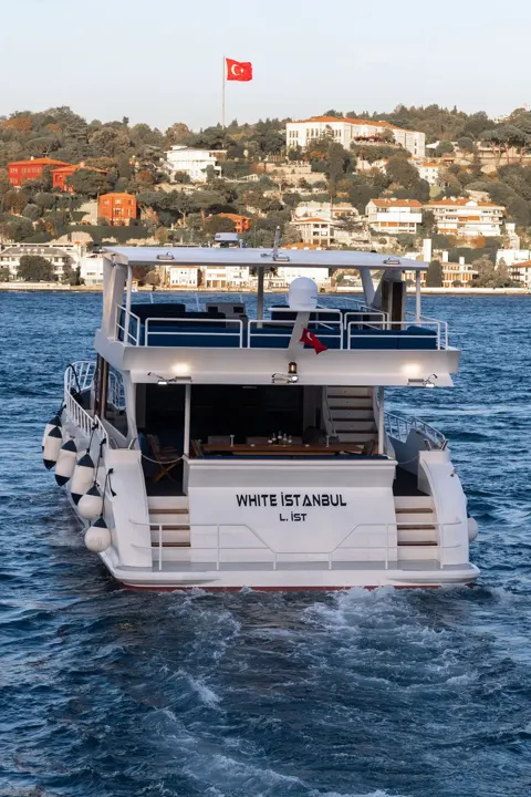 White Istanbul yatın kıç tarafı