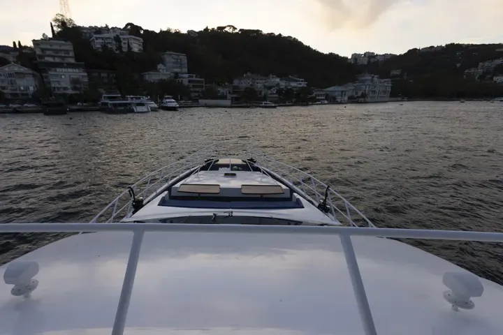 Akşamüstü White Istanbul pruvası