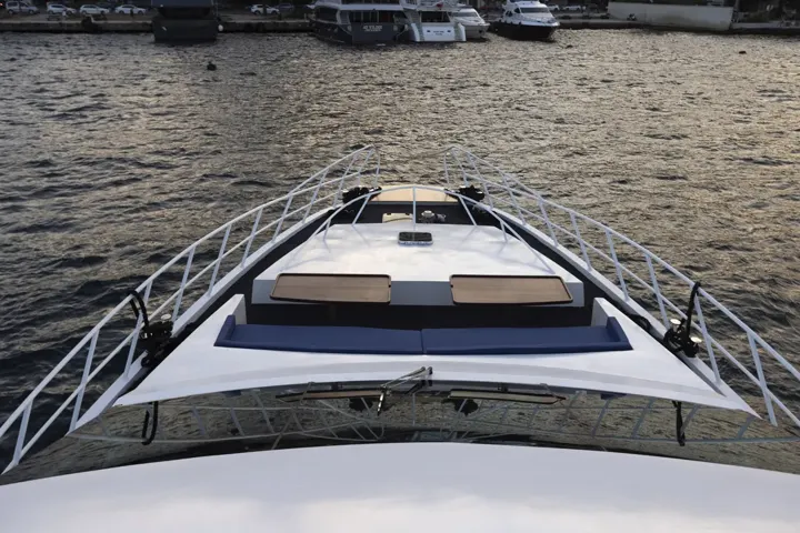 Akşamüstü White Istanbul pruvası