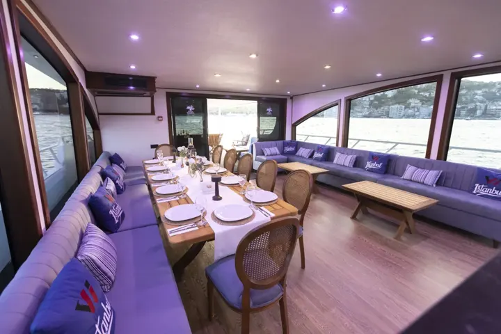 White Istanbul salonunda yemek masası düzeni
