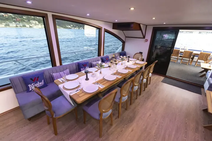 White Istanbul salonunda yemek masası düzeni