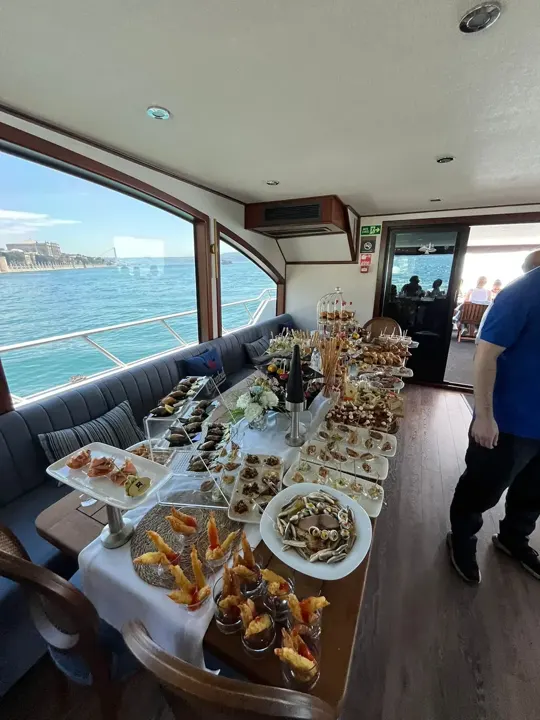 Boğaz manzarası önünde yat büfesi