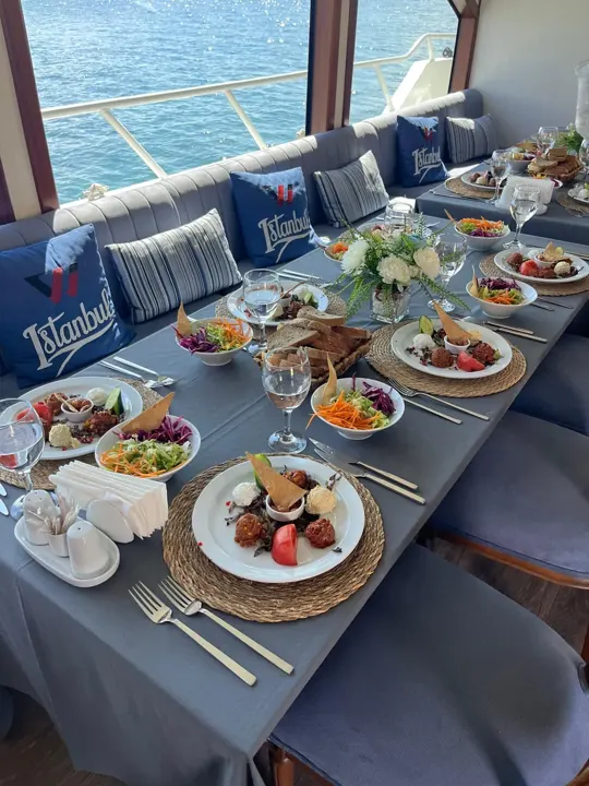 Yatta davet için kurulmuş yemek masası