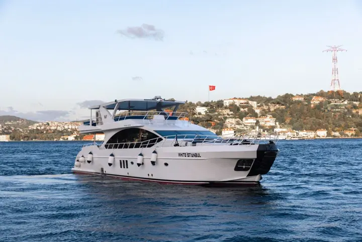 Motor yatın kıç tarafı ve flybridge