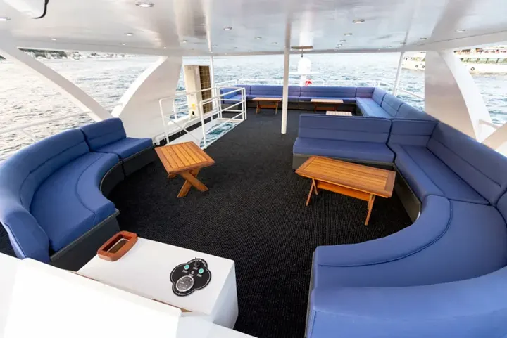 Yatın flybridge oturma alanı