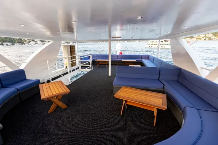 Flybridge'de U şeklinde oturma grubu