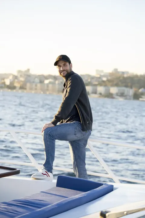 Kiralık yatın pruvasında Boğaz manzarası