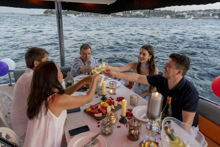 Yatta akşam yemeğinde kadeh kaldıran arkadaşlar