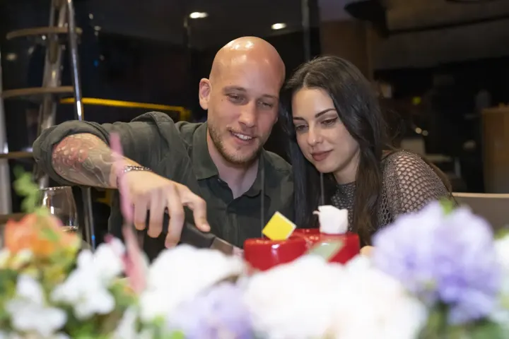 Yatta doğum günü pastası kesen çift