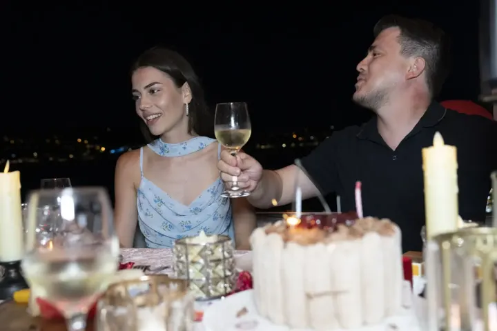 Yatta doğum günü pastası ile kadeh kaldıran çift