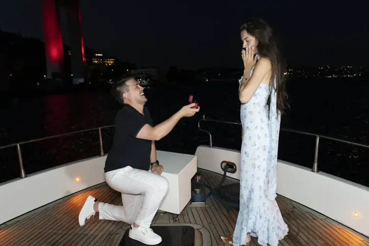 Gece Boğaz'da yatta diz çökerek evlilik teklifi