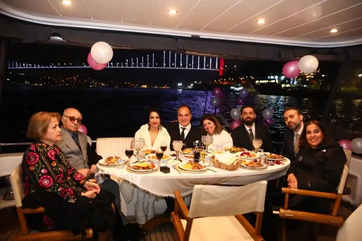 Gece köprü önünde yatta aile kutlaması