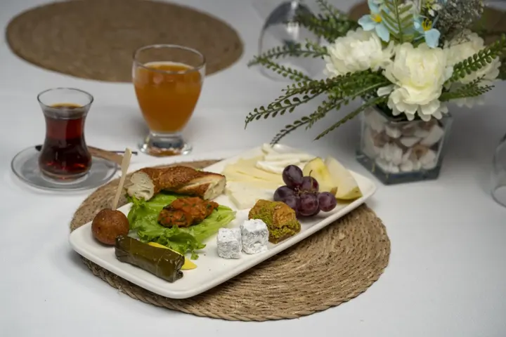 Yatta kahvaltı tabağı ve çay