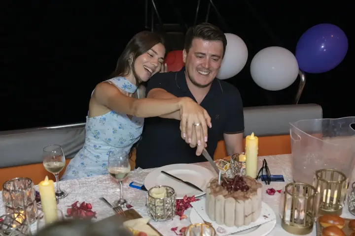 Yatta kutlama pastası kesen çift