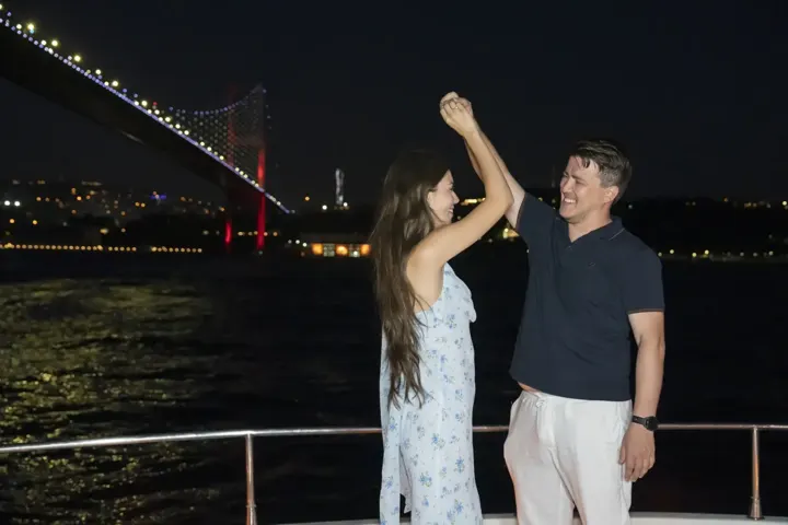 Gece köprü önünde yatta nişan kutlaması yapan çift