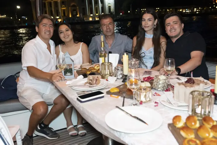 Yatta nişan yemeğinde aile ve arkadaşlar