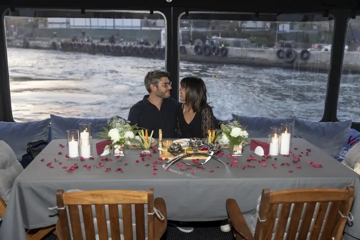 Yatta mumlar ve çiçeklerle romantik akşam yemeği