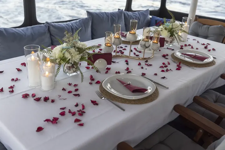 Yatta gül yaprakları ve mumlarla romantik masa