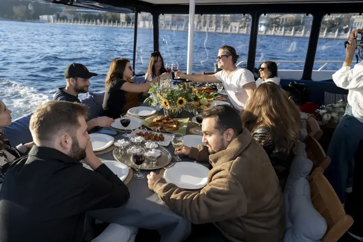 Yatta yemek yiyen arkadaş grubu