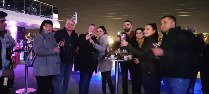 Yılbaşı gecesi yatta şapkalarla kutlama yapan misafirler